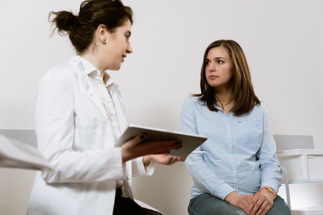 10 أشياء يجب عليك مناقشتها دائمًا مع طبيب أمراض النساء